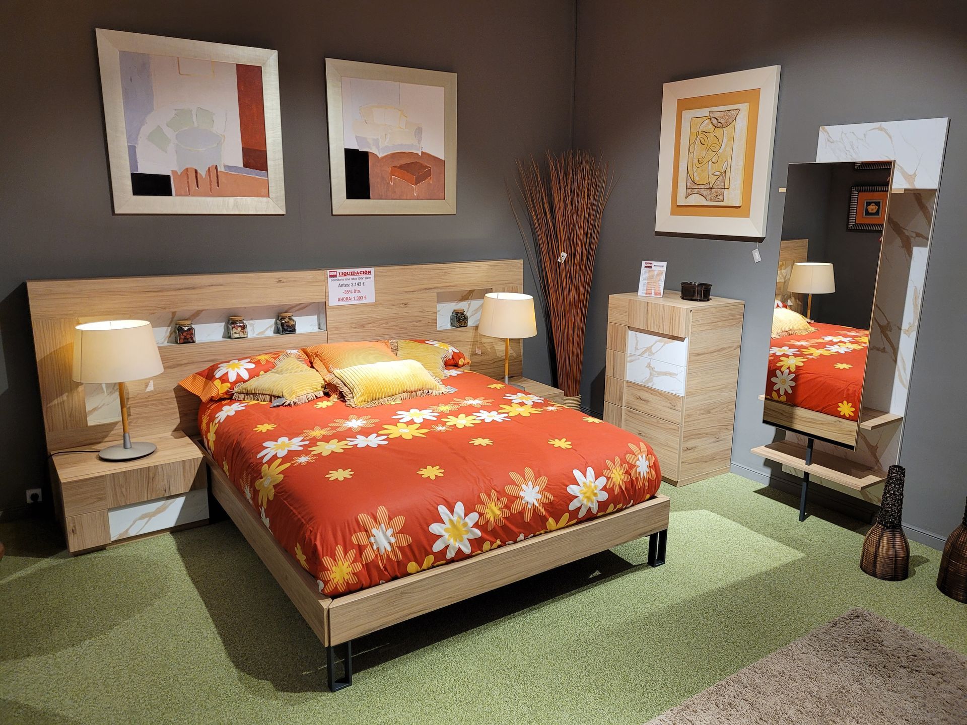 Un dormitorio con una cama y armario