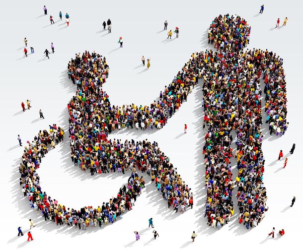 Foule formant un symbole d'accessibilité pour fauteuil roulant relié à l'icône d'une personne debout, sur fond blanc.