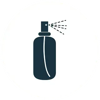 Una botella de spray con spray saliendo de ella sobre un fondo blanco.