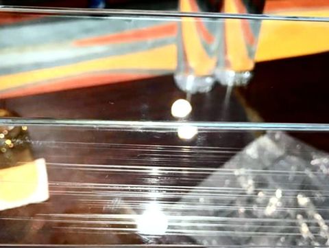 Un primer plano de un trozo de vidrio con algunas líneas.