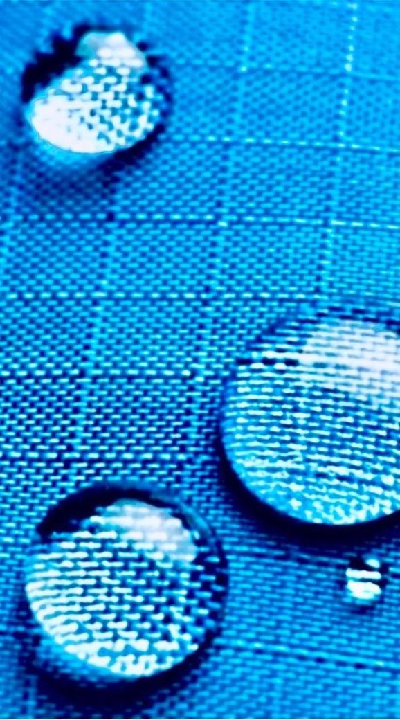 Tres gotas de agua están sobre una superficie azul.