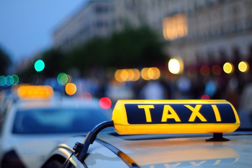 Taxi con cartel 