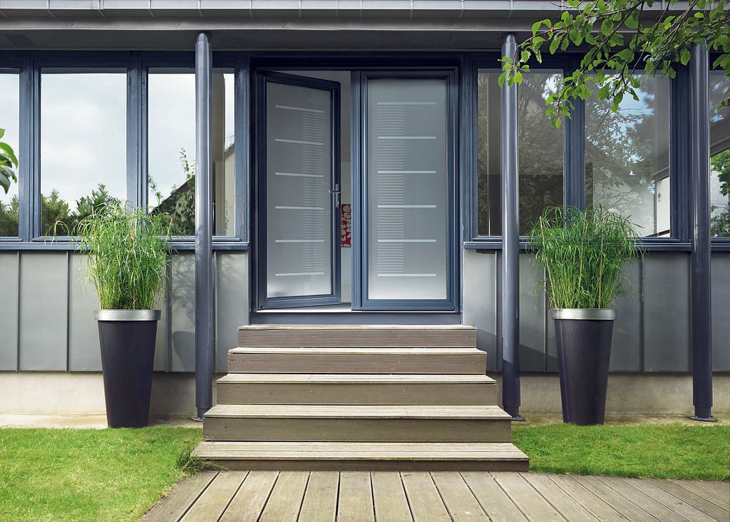 Escaliers avec une porte d'entrée en verre