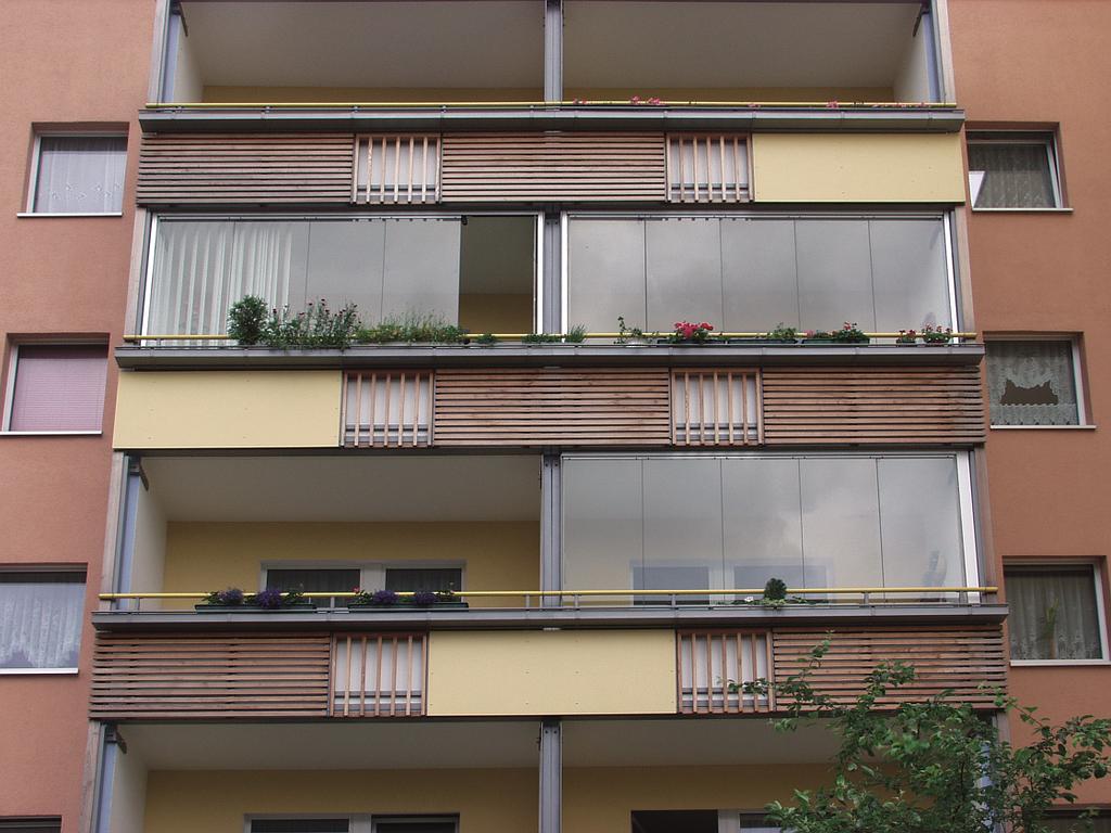 Balcons d'un immeuble avec vitres glissantes