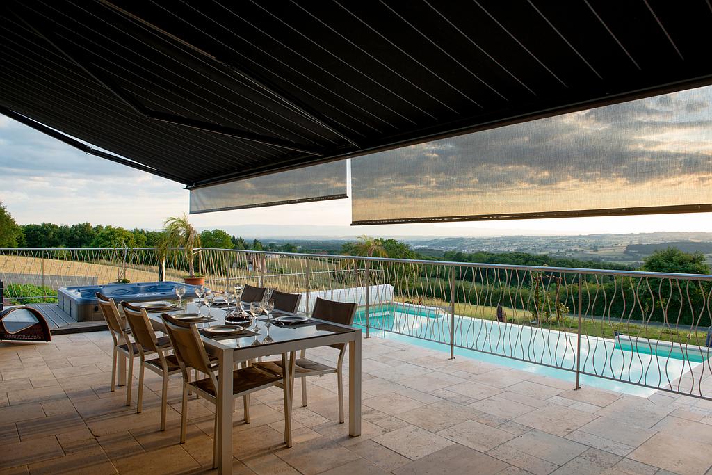 Store foncé avec pare-soleil