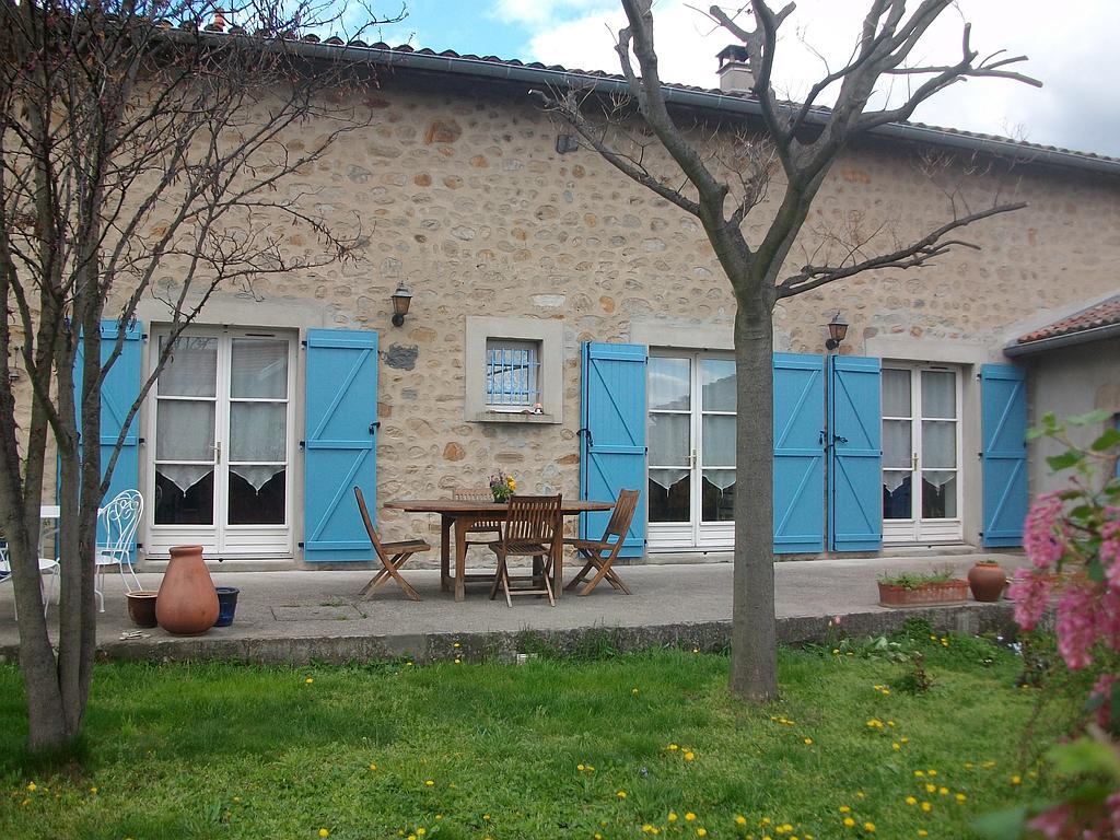 Volets bleus de portes-fenêtres d'une maison en pierres