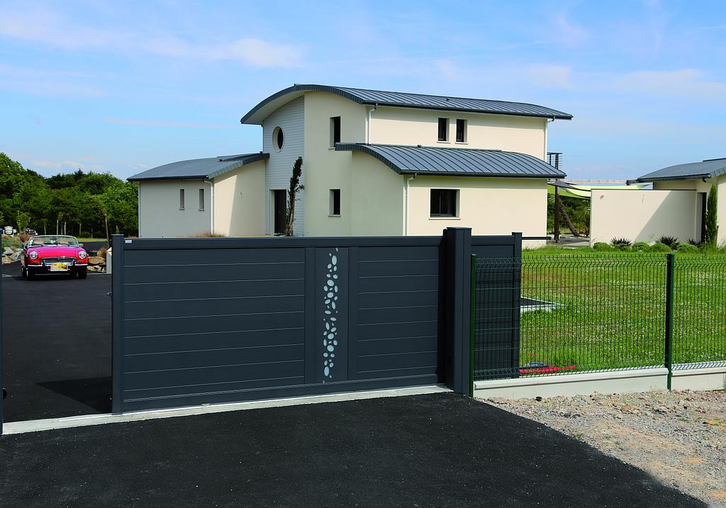 Portail motorisé à demi ouvert