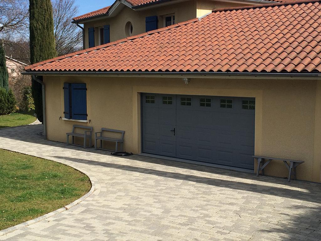 Garage avec porte pour une maison jaune à Irigny