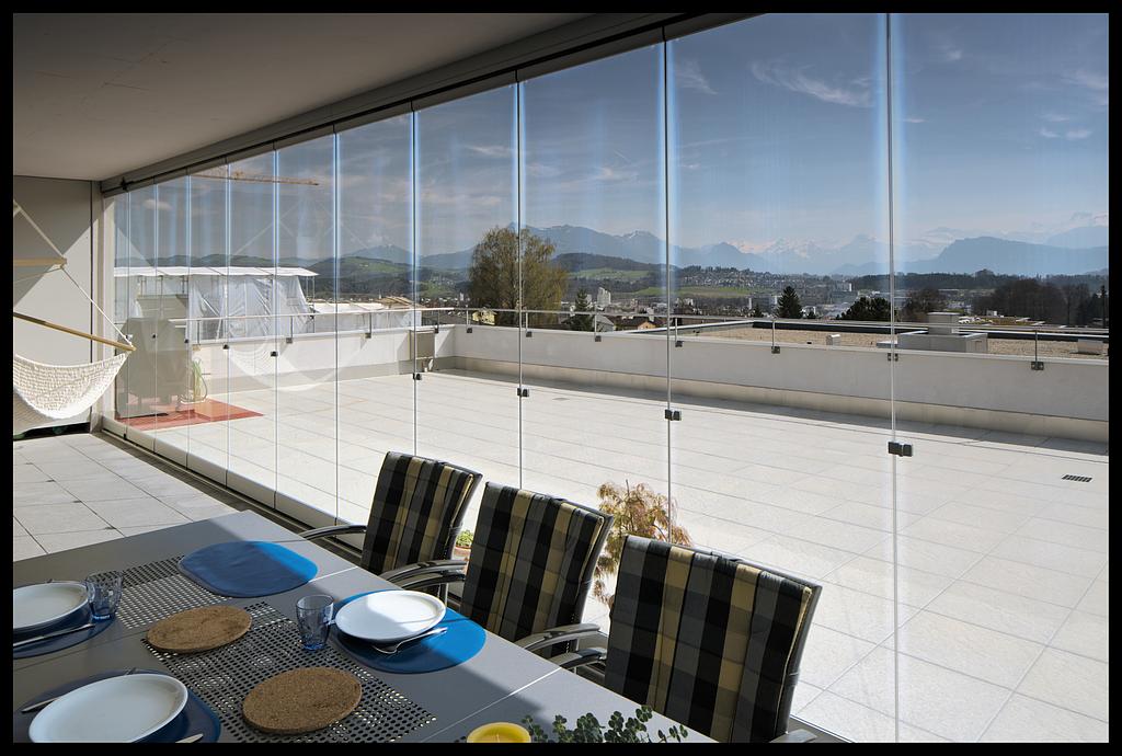 Baie vitrée sur un balcon d'immeuble