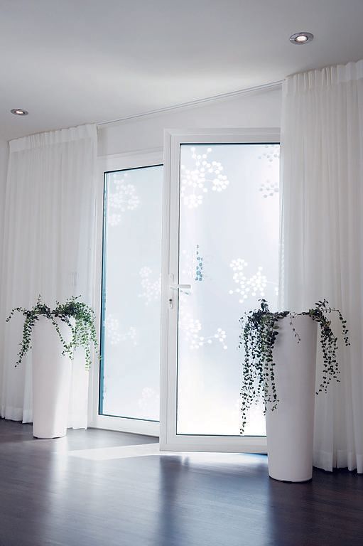 Porte d'entrée d'une pièce blanche