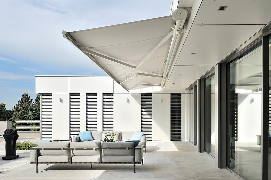 Store blanc à moitié sorti