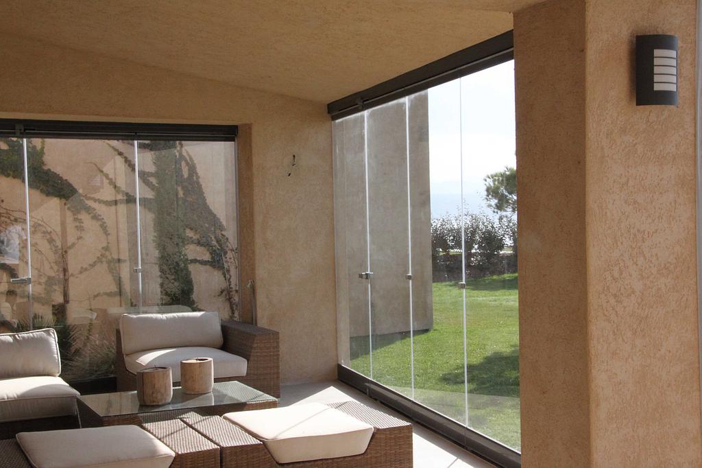 Terrasse emmurée avec des grandes vitres