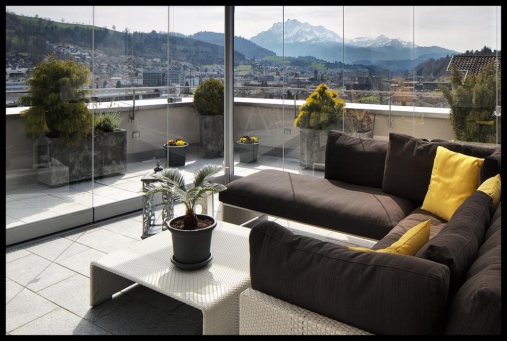 Salon avec mur en verre escamotable