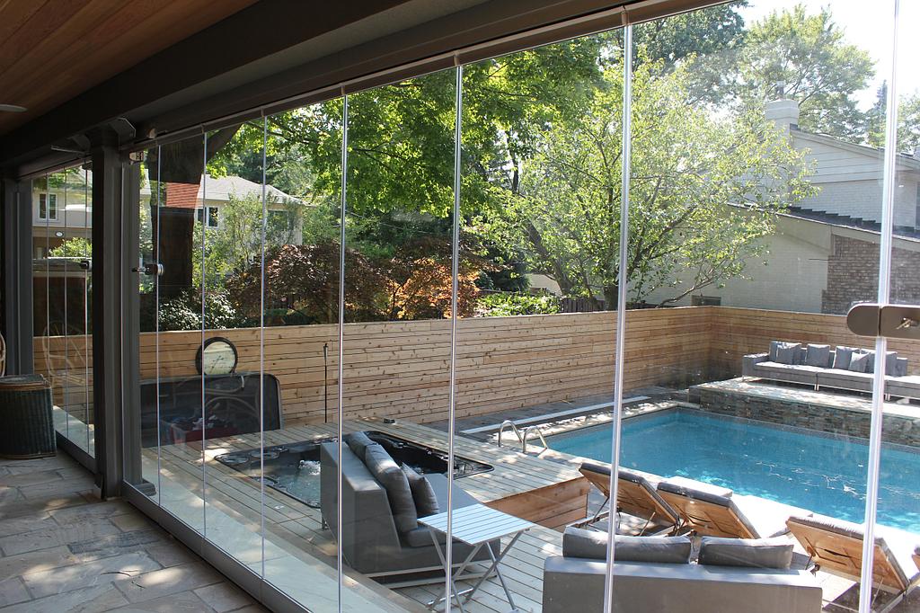 Grande baie vitrée donnant sur la piscine extérieure
