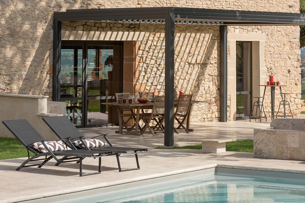 Pose d'une pergola à Lyon contre un mur en pierre