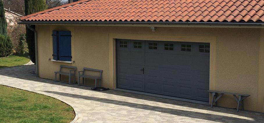 Garage avec porte d'une maison jaune