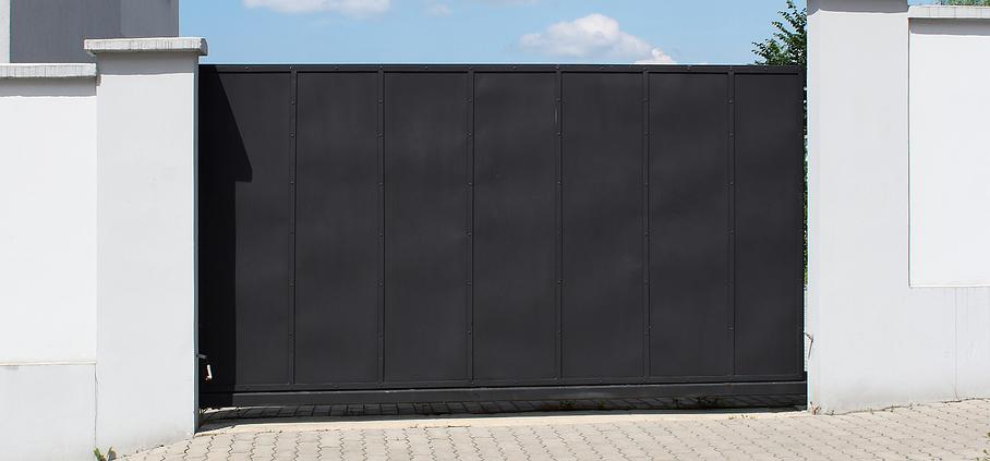 Grand portail noir pour l'intimité des propriétaires