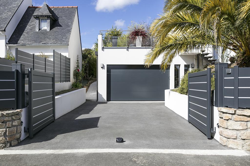 Porte de garage d'une maison dans la ville d'Irigny