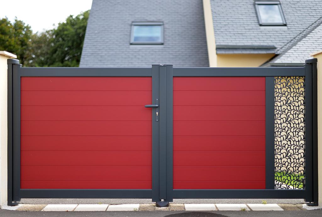 Portail rouge fermé