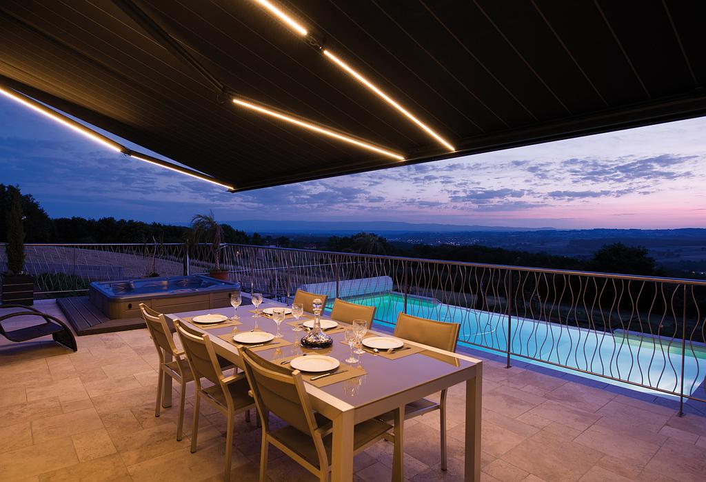 Store foncé avec néon