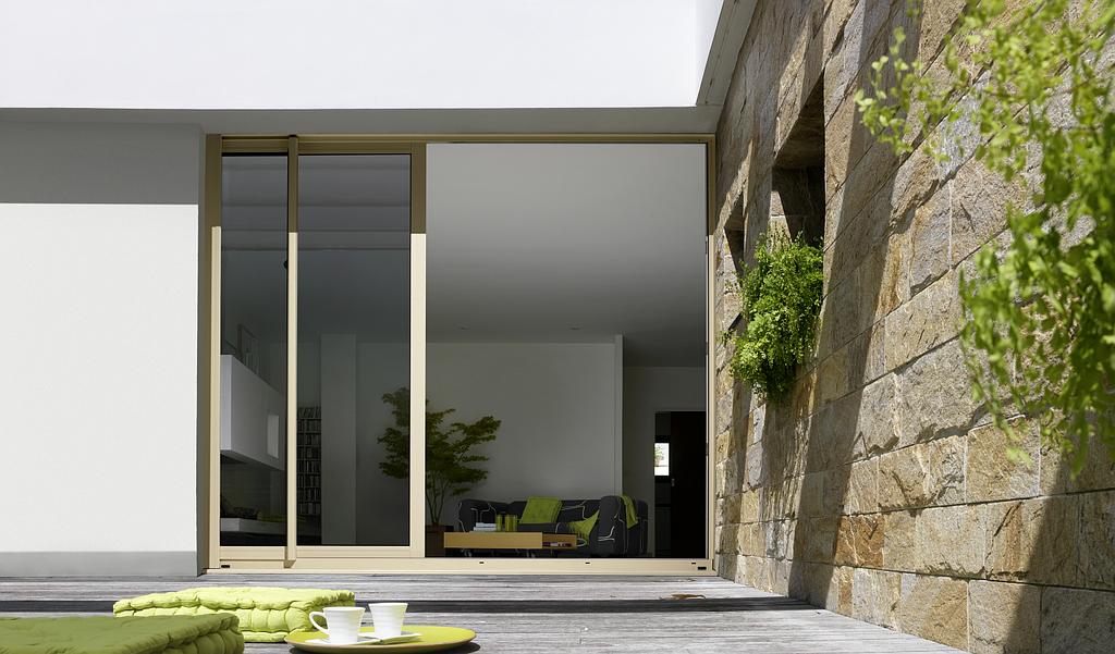 Ouverture d'une grande porte fenêtre glissante