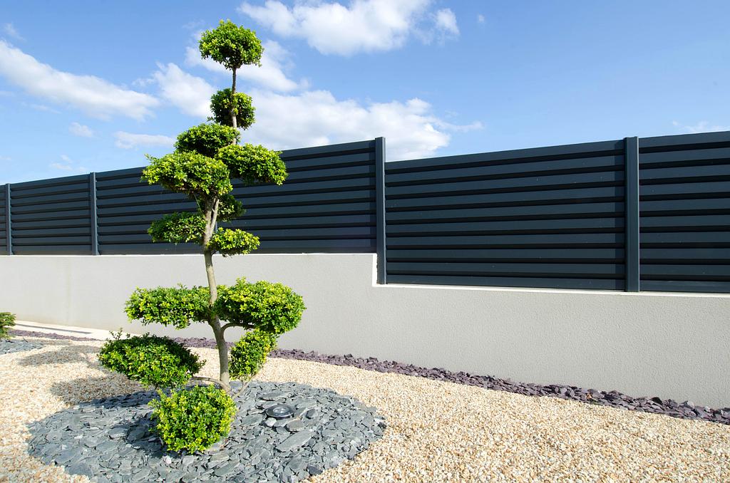 Clôture sur un muret dans le jardin