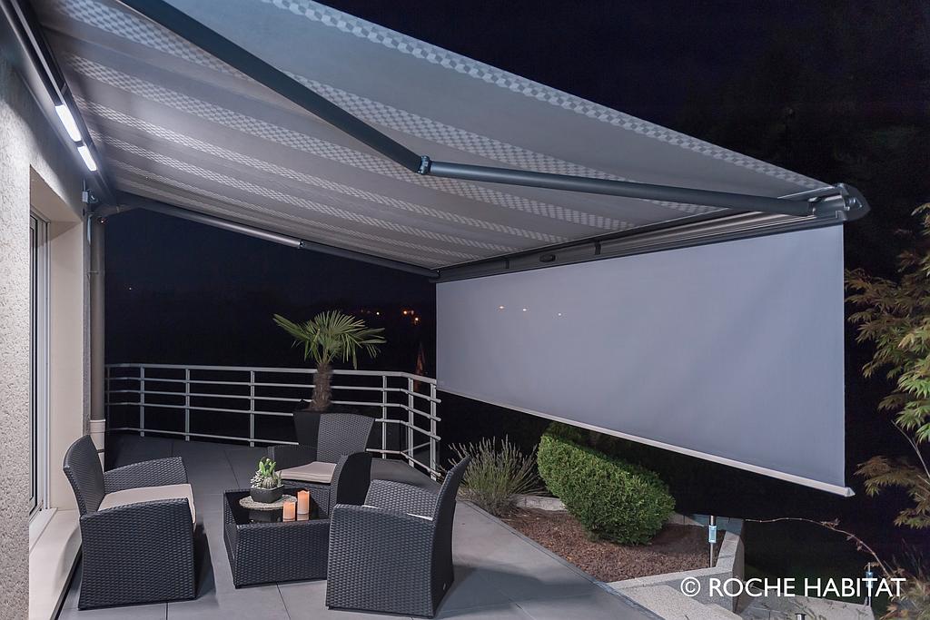 Store blanc terrasse avec pare soleil