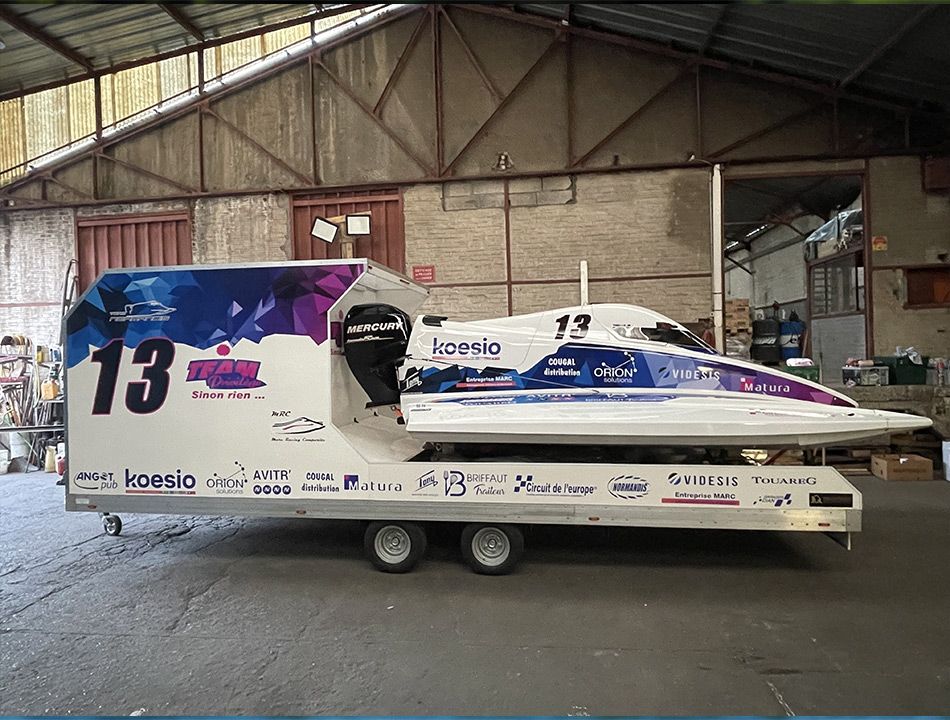 Bateau hors-bord dans un hangar