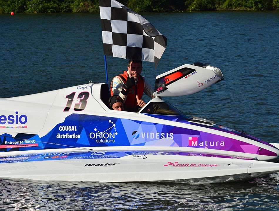 Course de bateau hors-bord