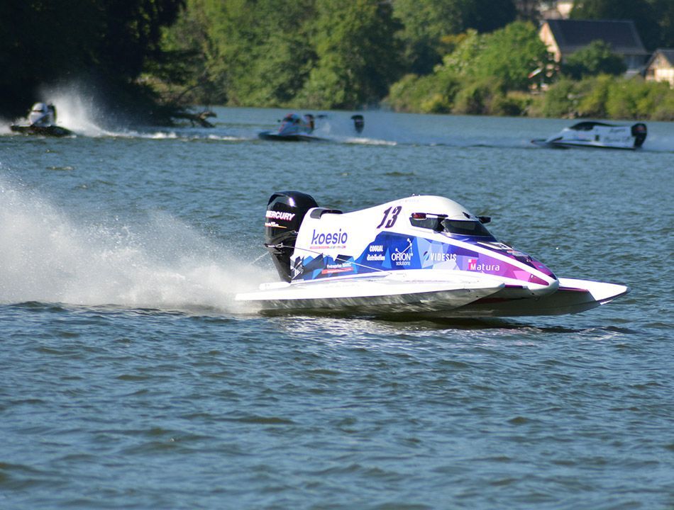 bateau hors-bord sur un lac