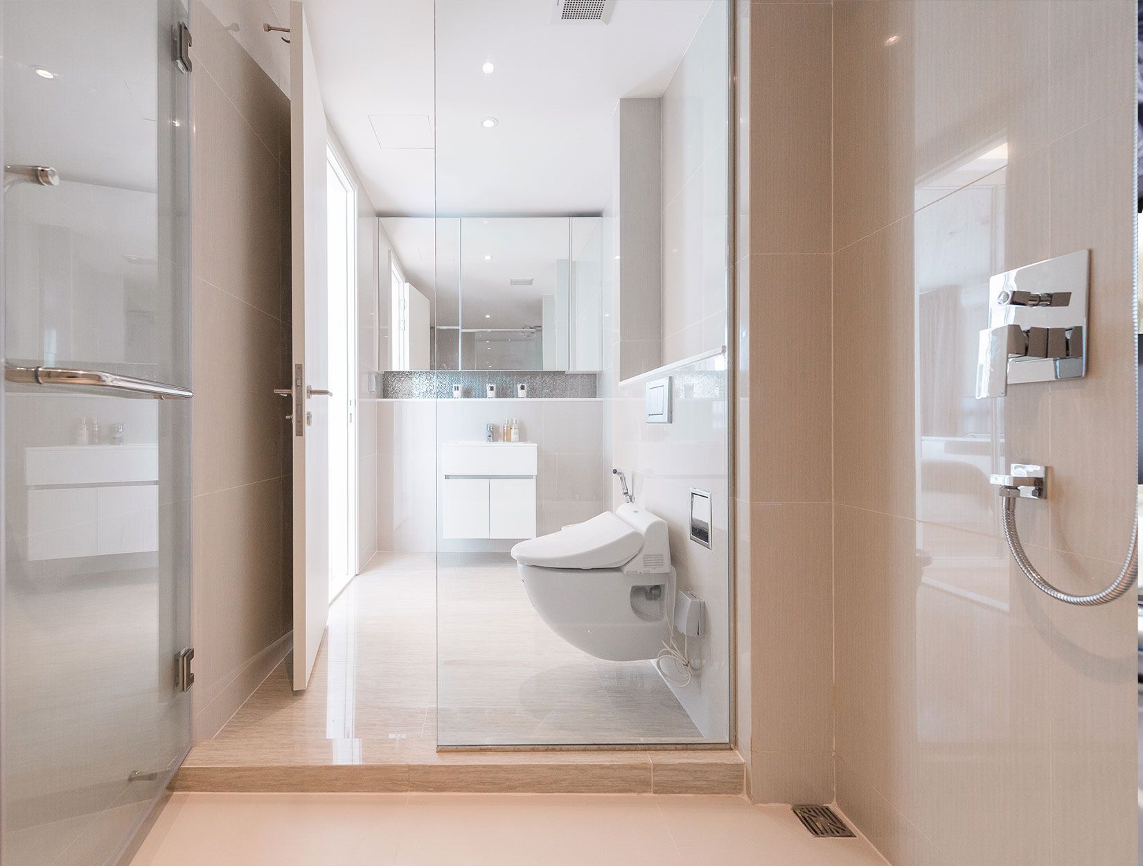 Salle de bain avec des toilettes