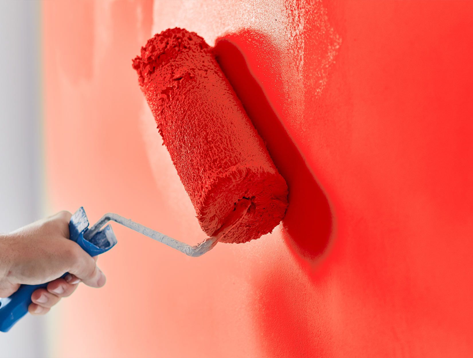 Rouleau de peinture rouge 