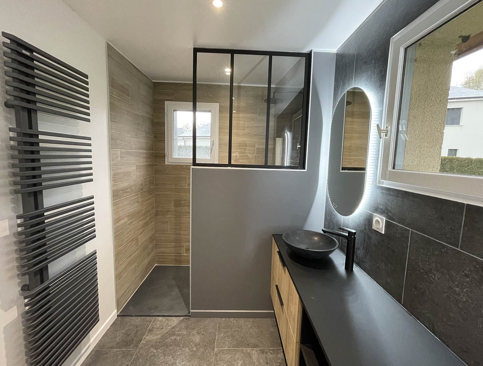 Salle de bains rénovée dans un style contemporain 