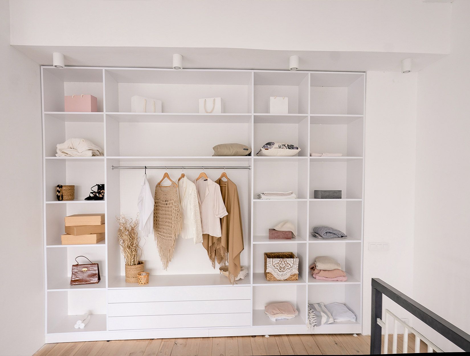 Dressing aménager dans lequel repose divers vêtements