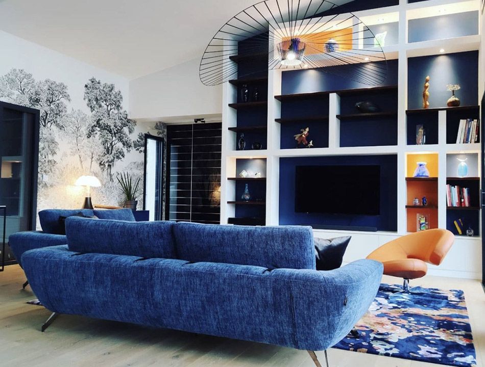 Canapé bleu dans un salon design