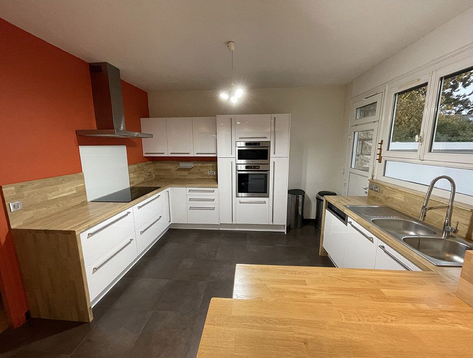 Cuisine équipée comportant divers éléments