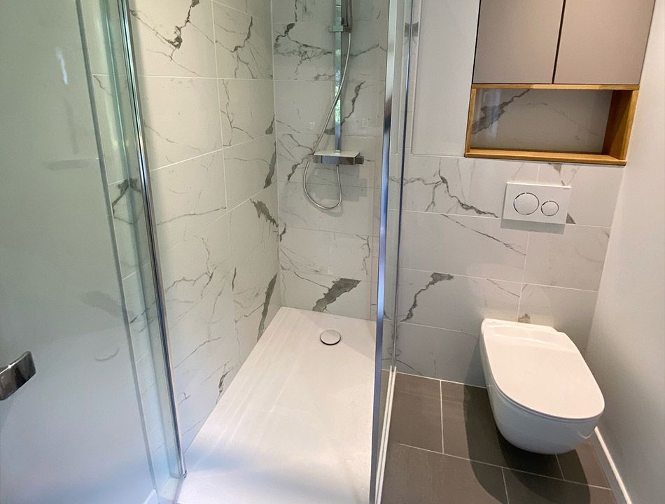 Salle de bain comportant du marbre