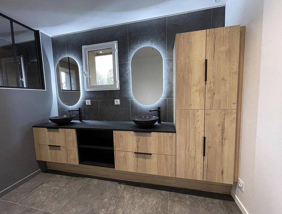 Salle de bain comportant des miroir rétroéclairés