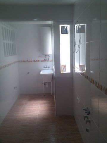 Una cocina vacía con un fregadero y una ventana.