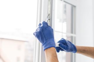 Réparation d'une serrure de fenêtre