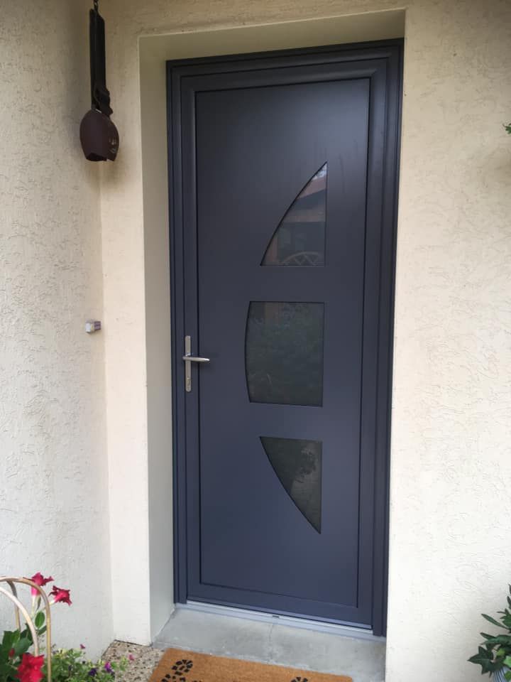 Porte d'entrée en PVC noir