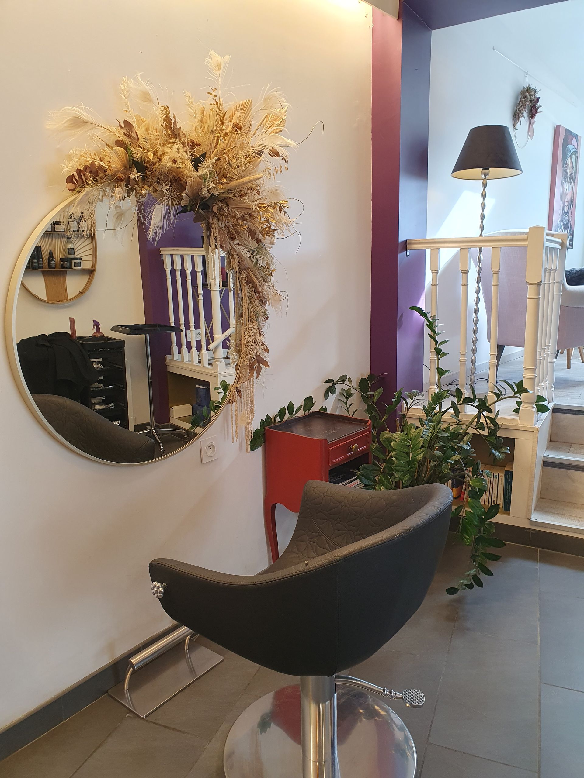 Fauteuil pour la coupe et miroir