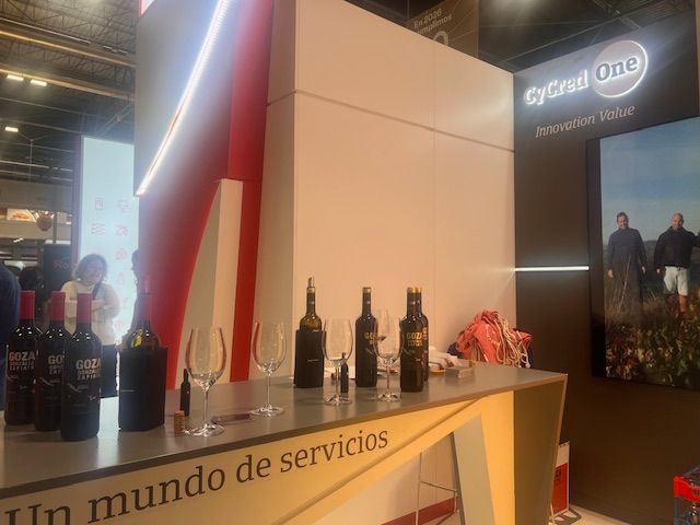 Una mesa con botellas de vino y copas encima.