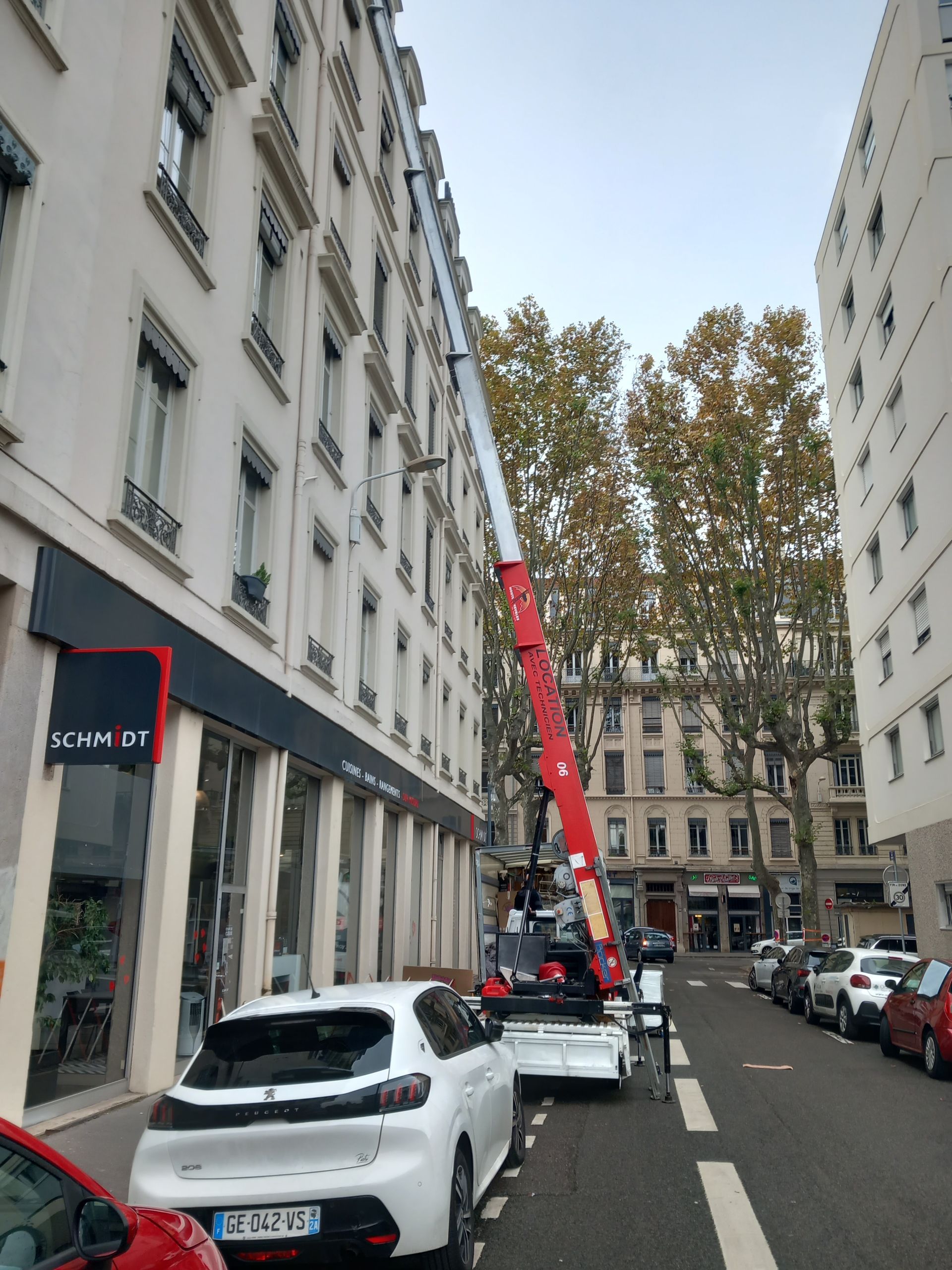 Monte charge garé dans une rue