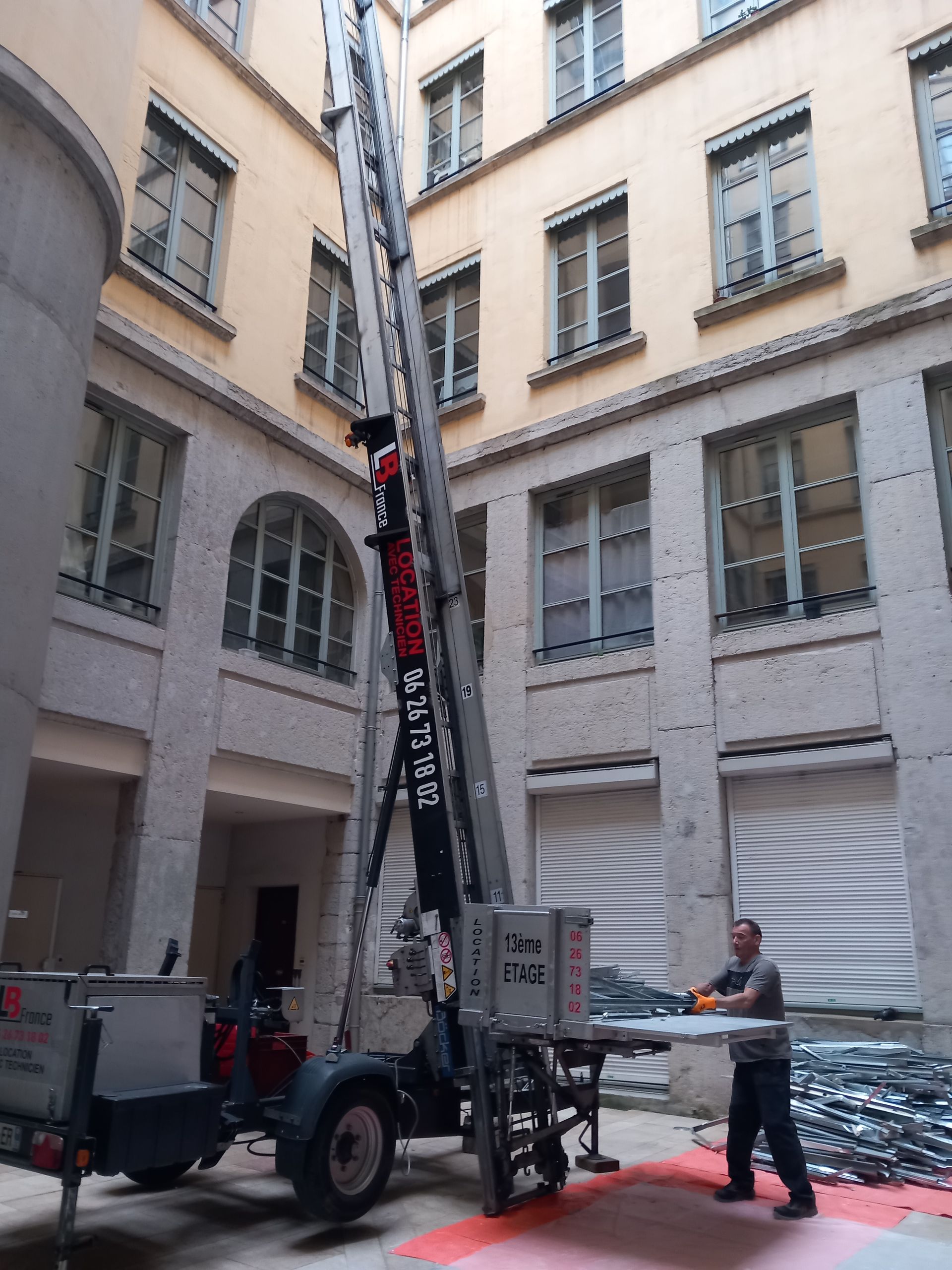 Nacelle sur remorque pour travaux dans petits accès