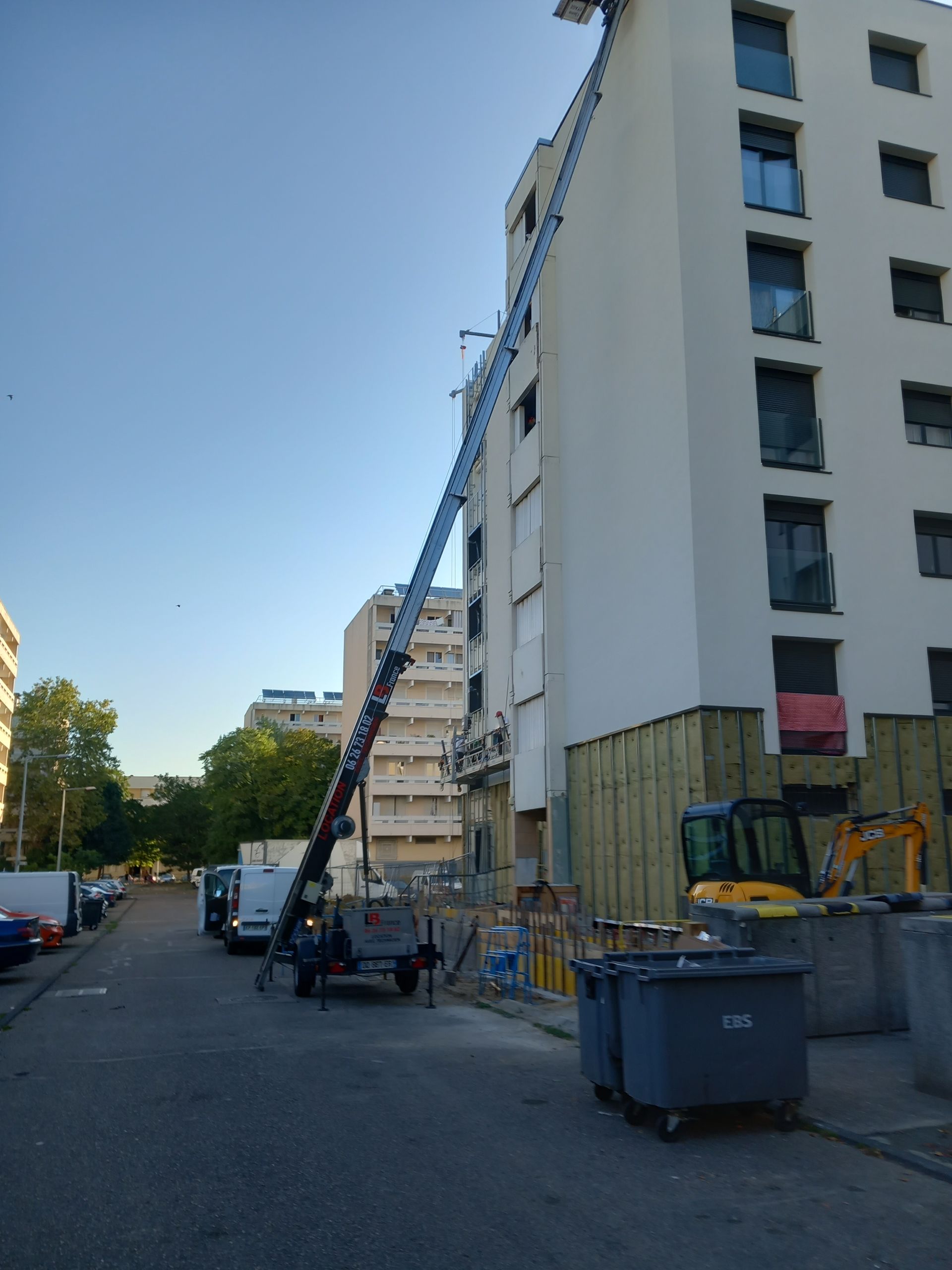 Nacelle pour monter des fournitures sur le toit