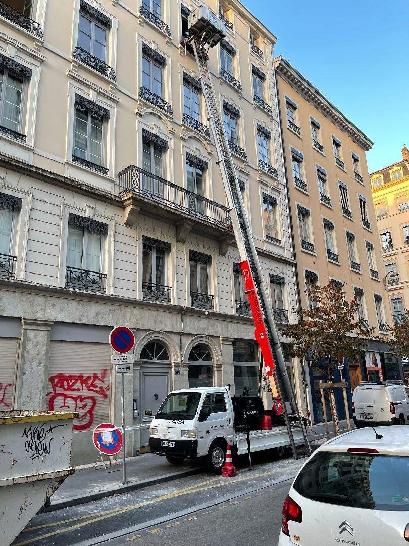 Monte-charge avec un camion nacelle