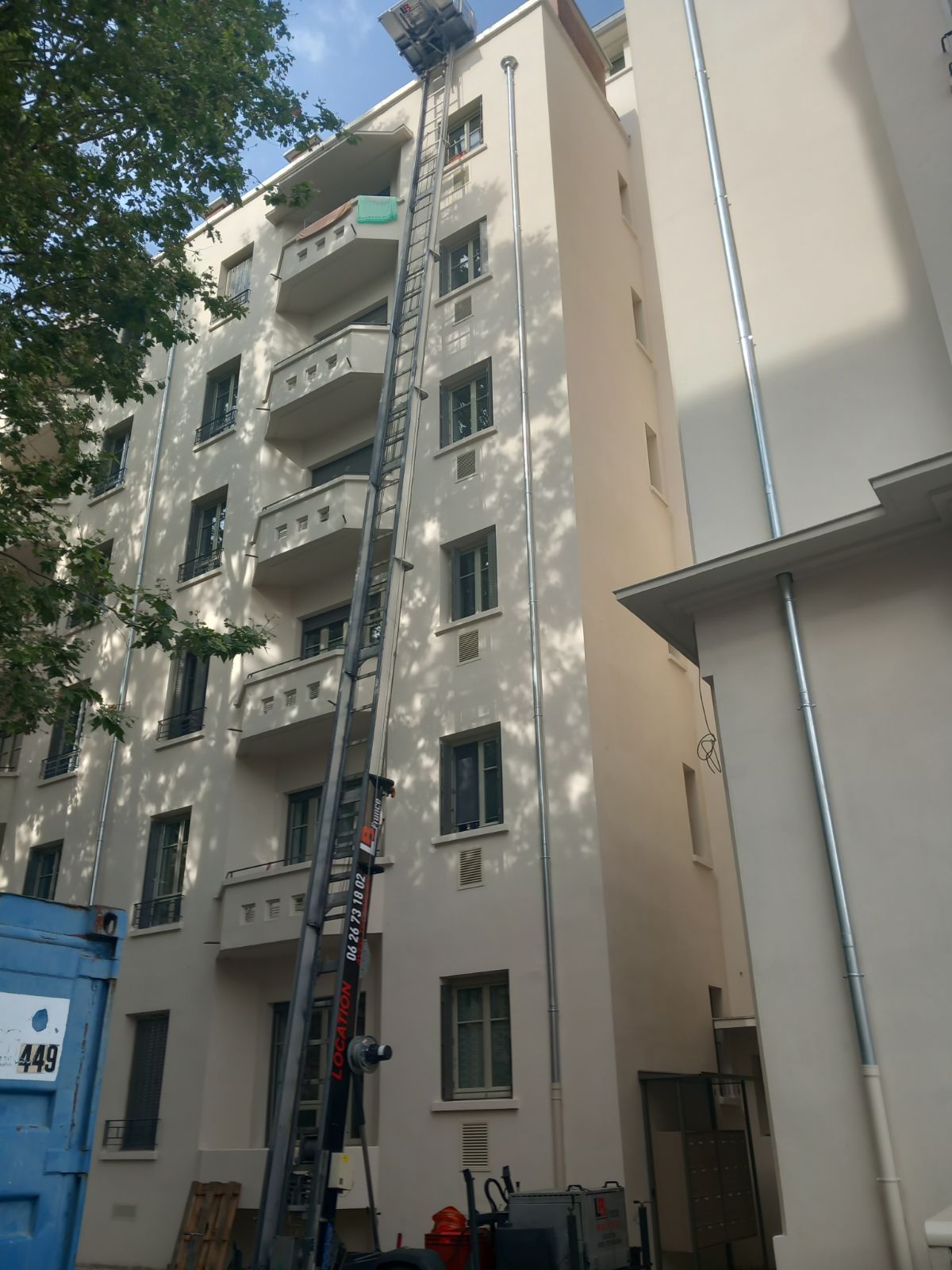 Monte-charge pour accès à un balcon