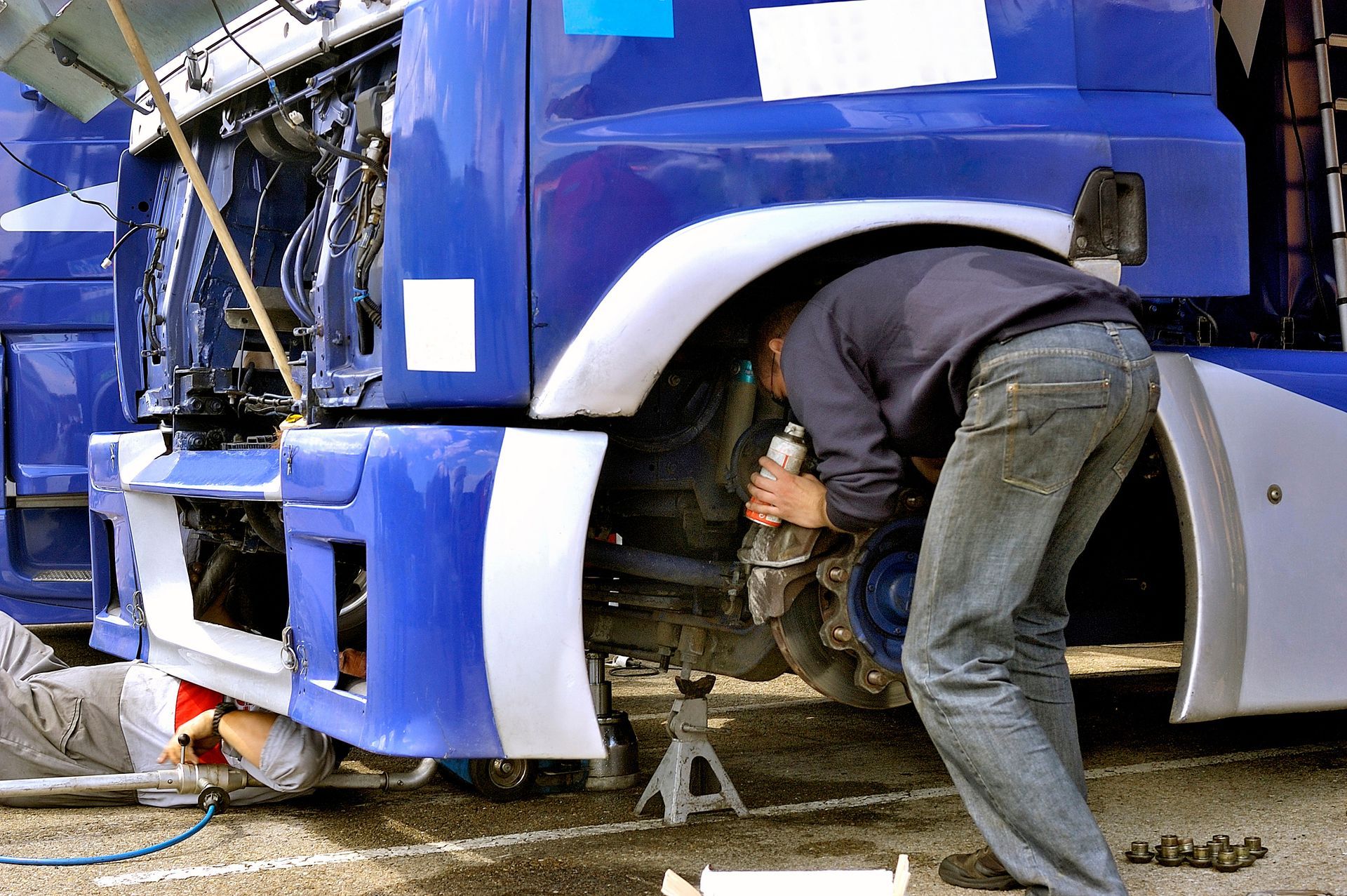 Mécanique sur poids lourds : changement de pneumatique