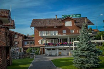 Menschen stossen mit miteinander an